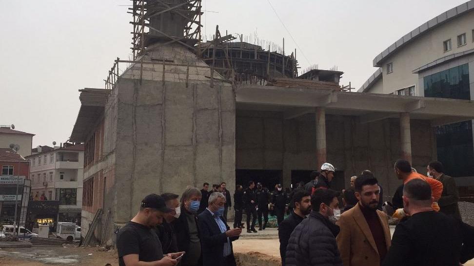 Cami inşaatında iskele çöktü, işçiler altında kaldı