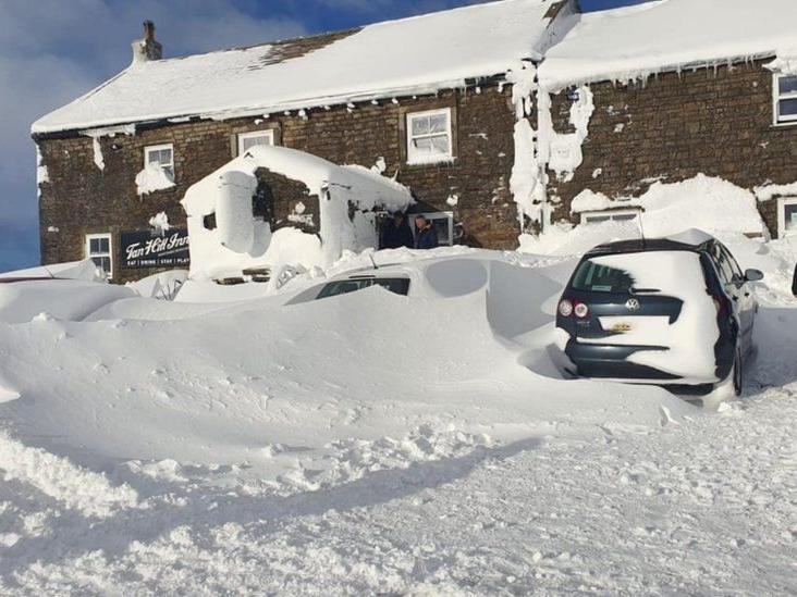 İngiltere'de 60 kişi, kar nedeniyle barda 3 gündür mahsur: Ayrılmak istemiyorlar