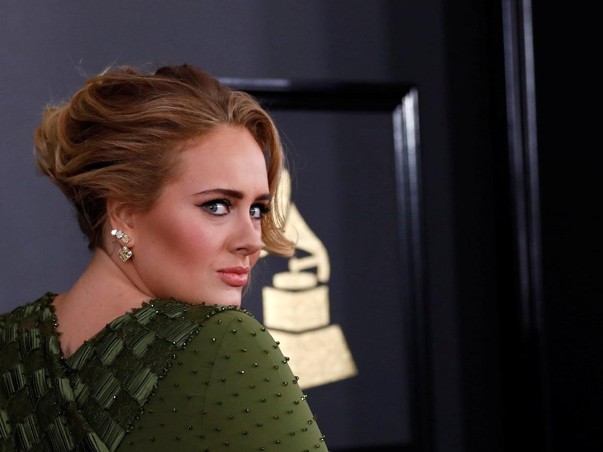 Adele, son albümüyle rekor kırmaya devam ediyor