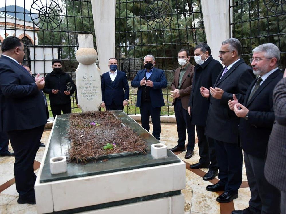 Vali ile AKP'li vekiller İskilipli Atıf'ın mezarını ziyaret etti