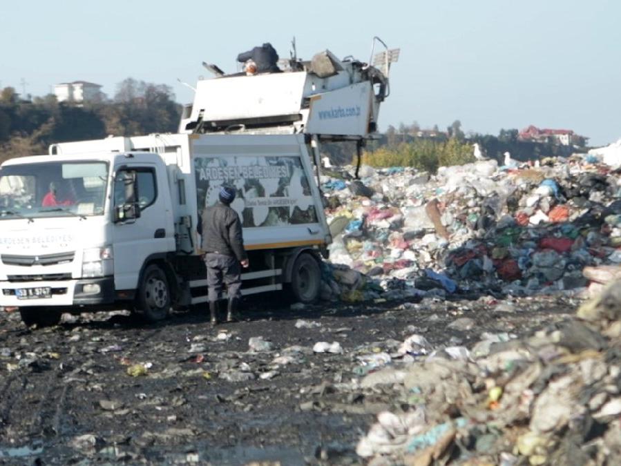 AKP'li belediye çöpleri Fırtına Deresi kenarına döküyor