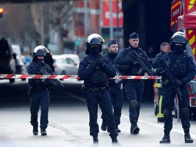Fransa’da ninja kılığında polise saldırı