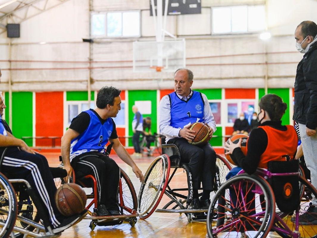 İnce, tekerlekli sandalye basketbol takımı ile maç yaptı