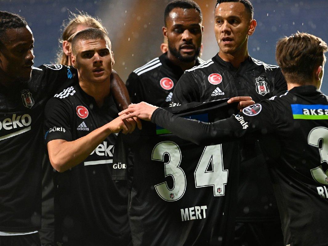 Beşiktaşlı futbolculardan Mert Günok'a jest