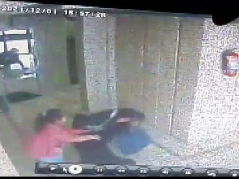 Adana'da bir kadın, 6 yaşındaki kızının yanında darp edildi