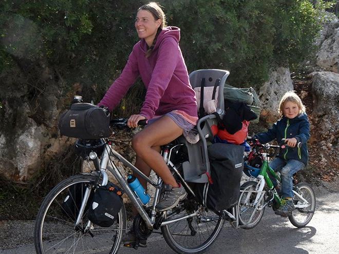4 yaşındaki oğluyla bisiklete binip 5 ülke gezdi