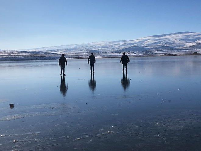 Buz tutan Çıldır Gölü ziyaretçilerini büyülüyor