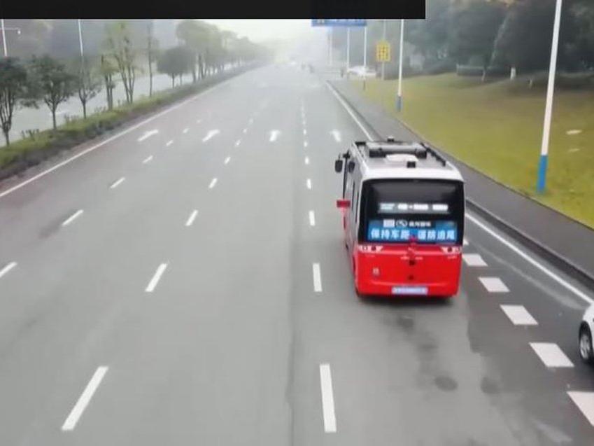 Çin'de sürücüsüz otobüs yollara çıktı