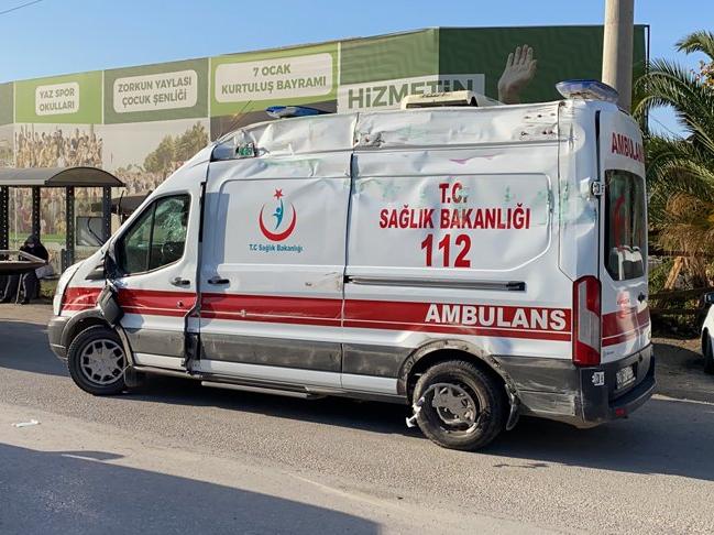 Osmaniye'de yaralı taşıyan ambulans devrildi: 3'ü sağlık çalışanı 4 yaralı