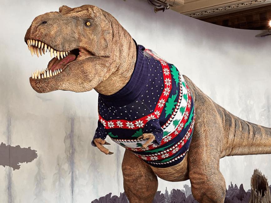 Londra Doğa Tarihi Müzesi'nde Noel hazırlığı: T.Rex Noel kazağı giydi