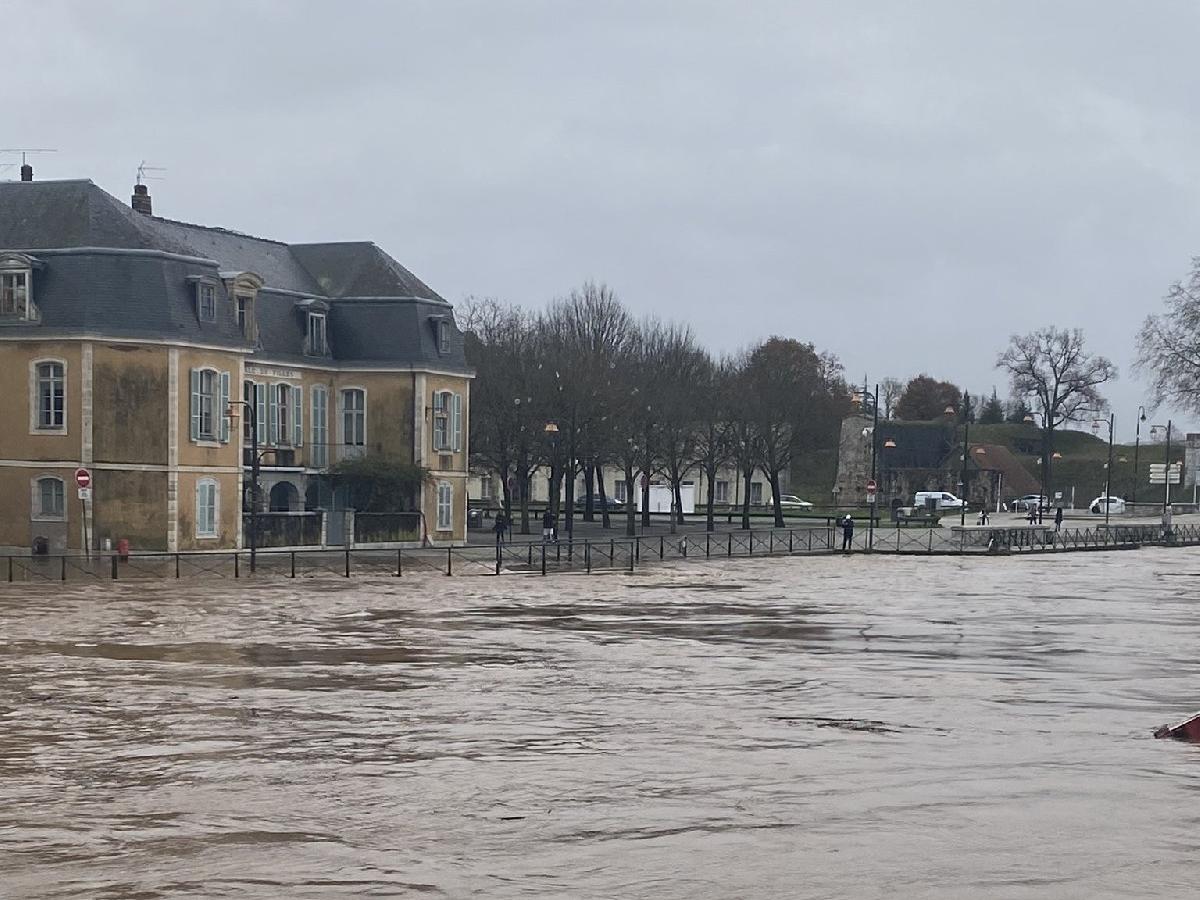 Fransa'da sel endişesi: Su seviyesi 6 metre 15 santimetre yükseldi