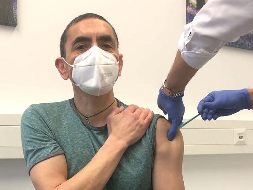 Uğur Şahin'den "aşı olmadı" iddialarına fotoğraflı yanıt