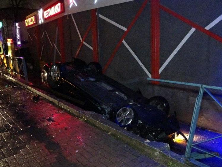 Bursa'da kontrolden çıkan otomobil yan yolu uçtu