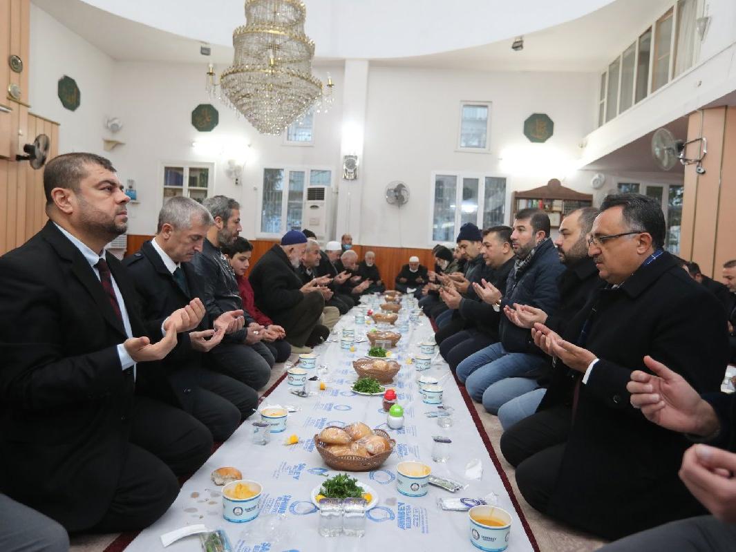 AKP'li başkan cami içinde çorba dağıttı, müftü 'mekruh' demedi