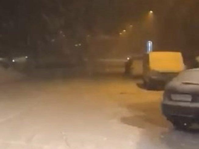 Uludağ'da kar şiddetini artırdı, yollar kapandı