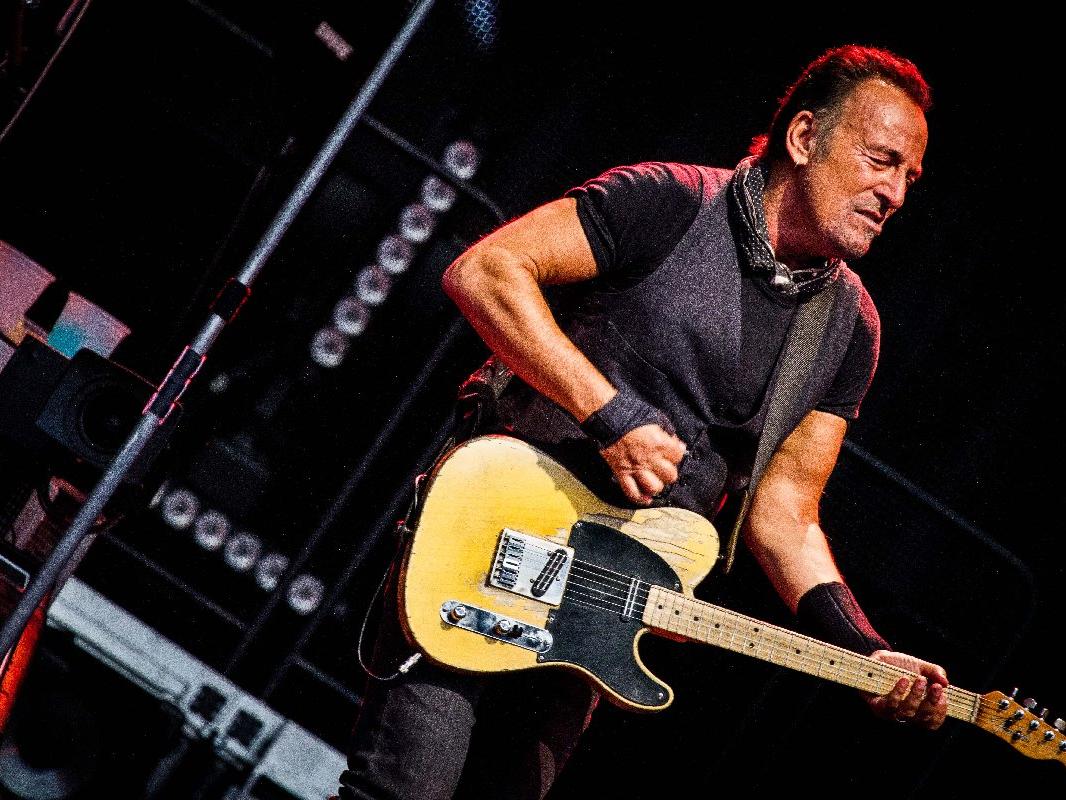 Ünlü rockçı Bruce Springsteen bütün albümlerinin hakkını rekor fiyata sattı