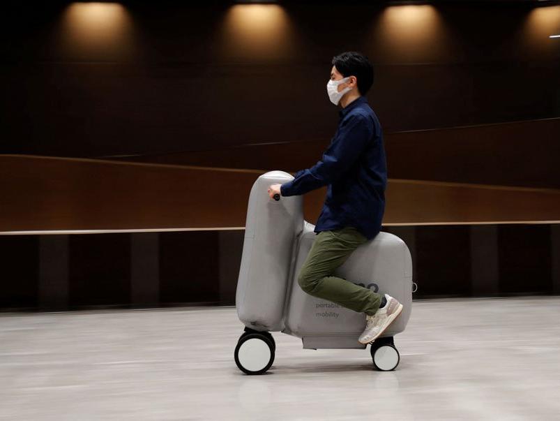 Bu elektrikli scooter şişirilebiliyor ve çantada taşınabiliyor