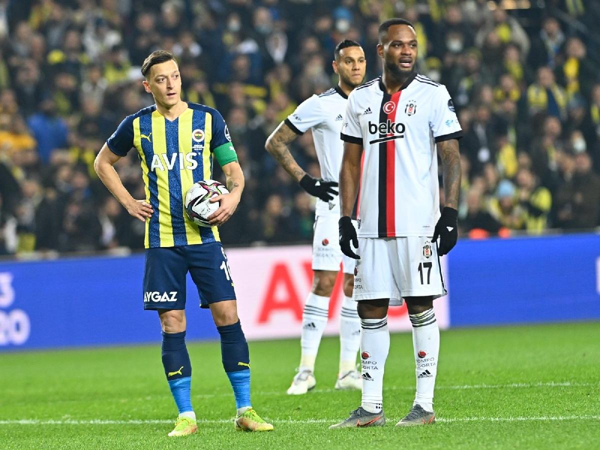 Fenerbahçe Beşiktaş derbisinde kazanan çıkmadı! 4 gollü maçta zirveyle fark açıldı...