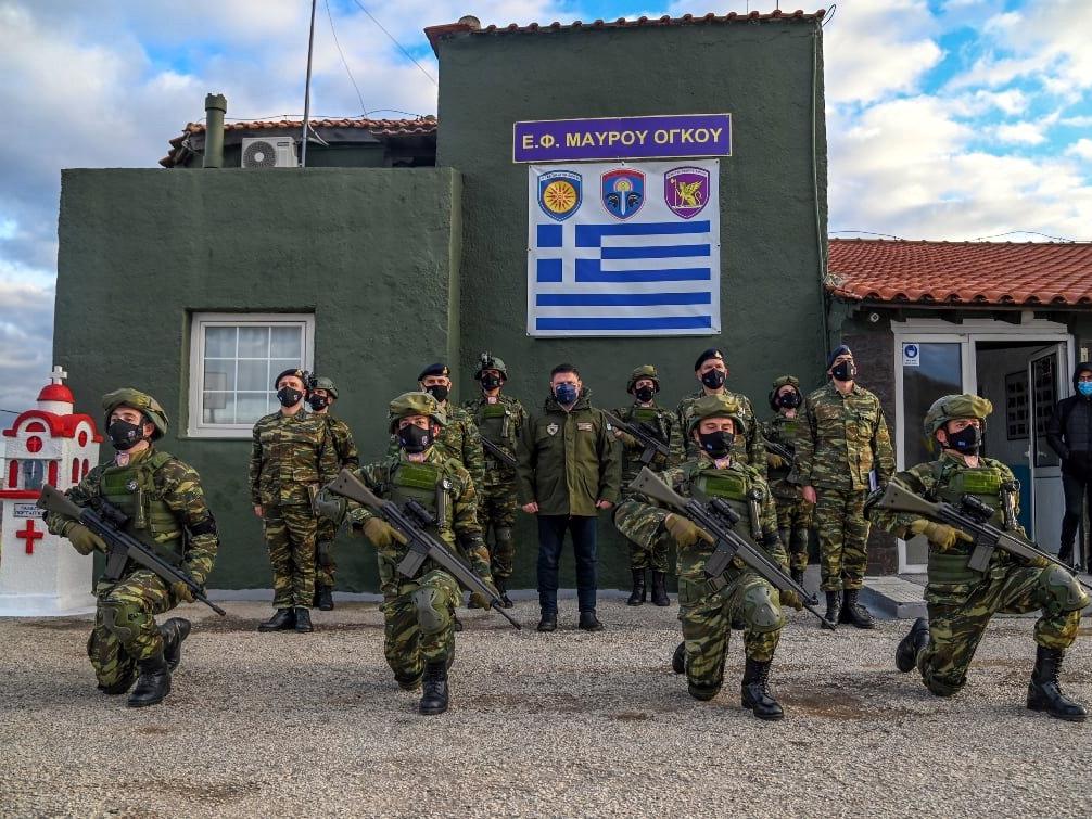 Yunan Bakan sınırda silahlı askerlerle poz verdi