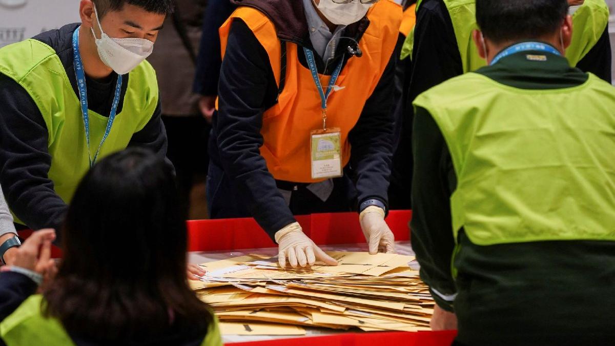 Hong Kong'da sadece 'yurtseverlerin' yarışabildiği seçime katılım düşük kaldı