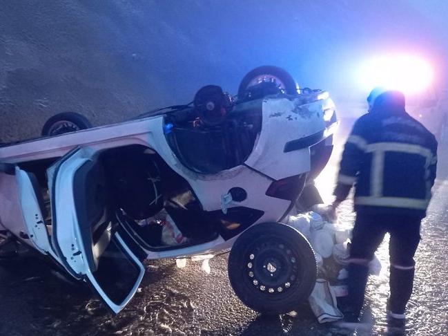 Niğde'de buzlanma nedeniyle otomobil takla attı: 4 yaralı