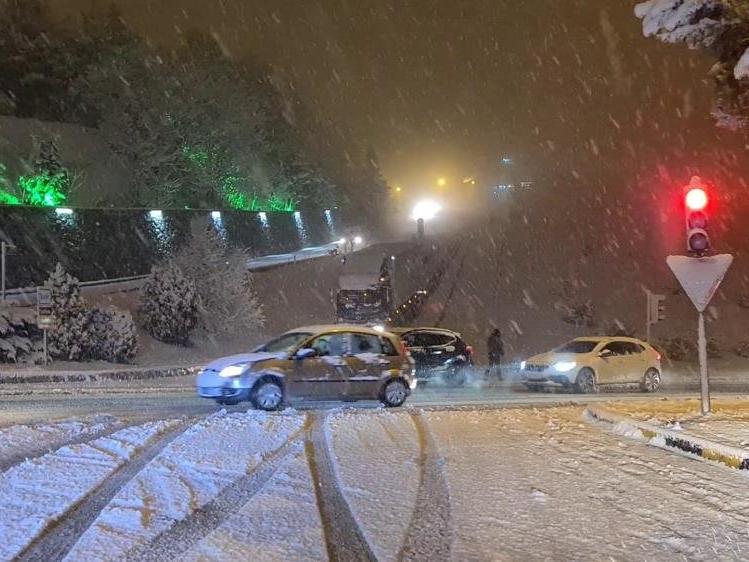 Karabük’te kar trafiği felç etti