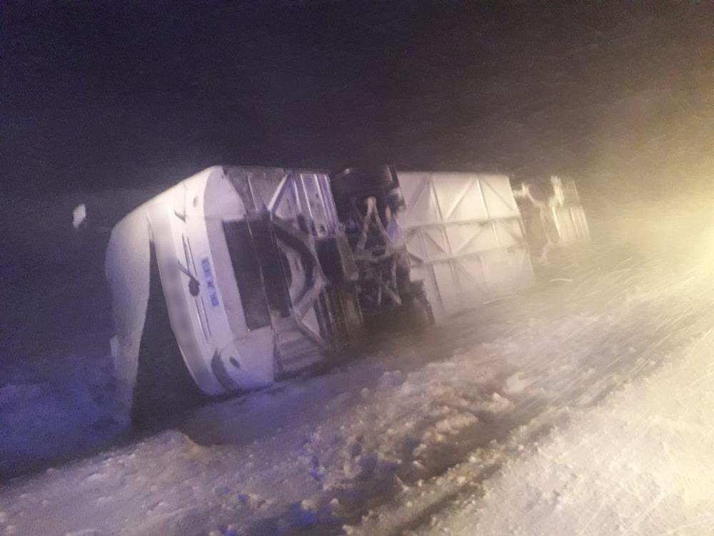 Bitlis'te tipi ve fırtına nedeniyle iki otobüs devrildi: 35 yaralı