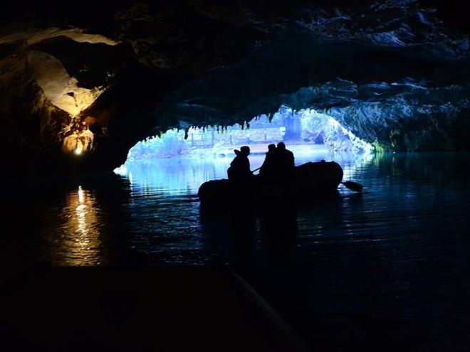 Türkiye'nin en büyük yeraltı gölüne ziyaretçi akını