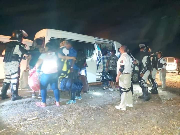 Meksika’da minibüs konvoyundan göçmenler çıktı