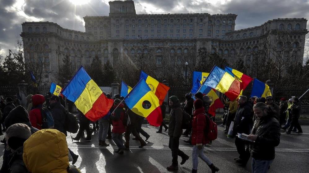 Romanya'da corona tedbirlerine karşı binlerce kişi yürüdü