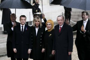 2018 yılında Cumhurbaşkanı Recep Tayyip Erdoğan ve eşi Emine Erdoğan, Fransa'nın başkenti Paris'te gerçekleştirilen 1. Dünya Savaşı'nın 100. Yıldönümü anma törenlerine katılmış ve Macron çiftiyle görüşmüştü.