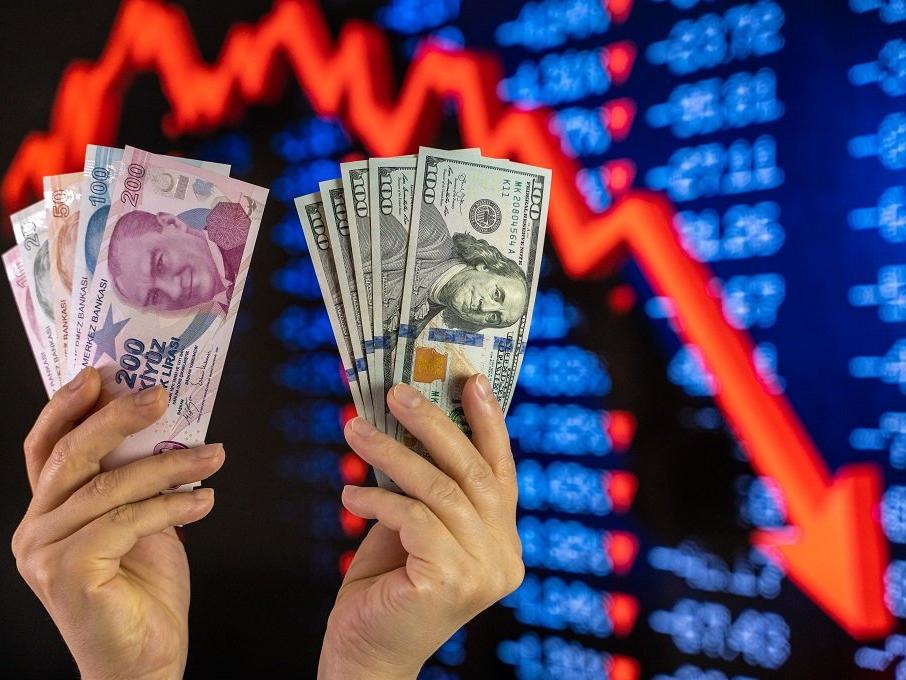 Reuters: Hükümet dolar/TL'nin 9 seviyesine düşmesini bekliyor