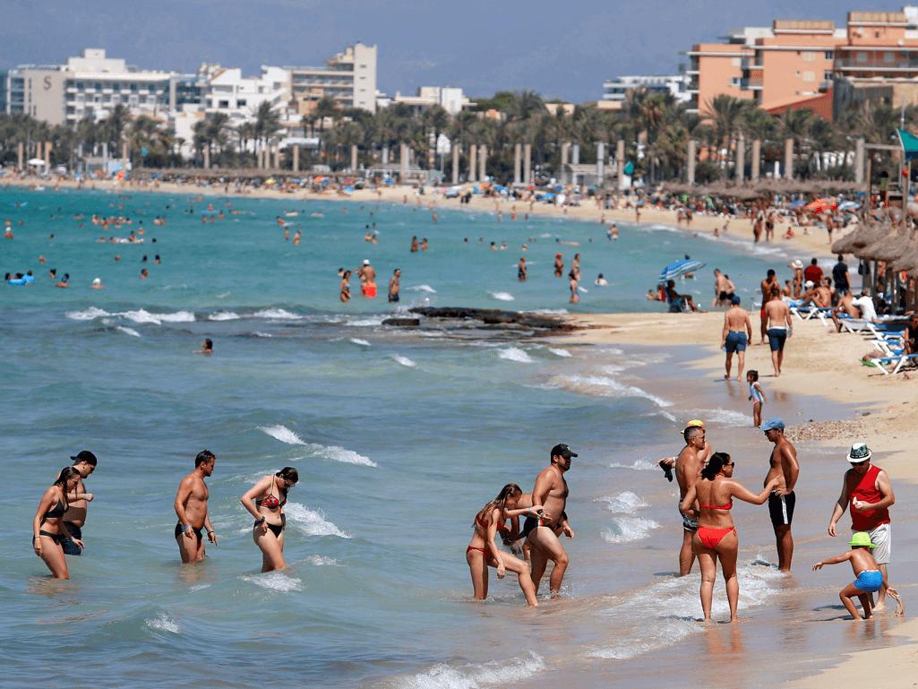 İspanya'da plajda sigara içmenin cezası 2000 Euro
