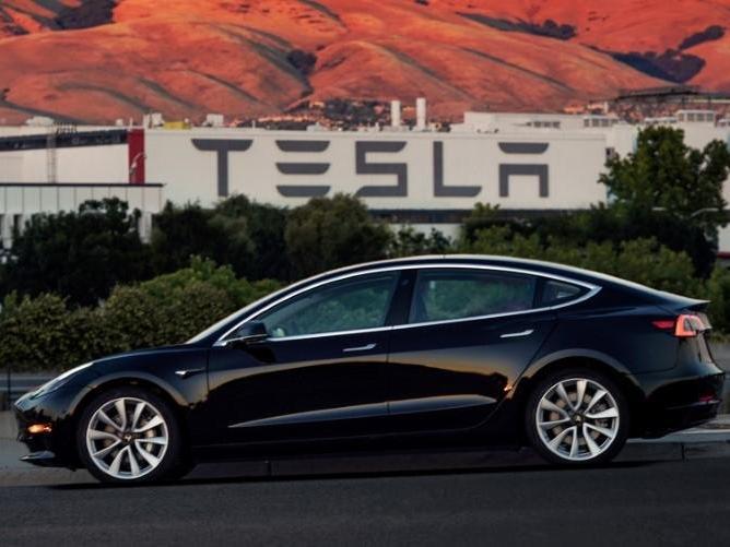 Tesla'dan video oyunları için yeni karar: Hareket halindeki arabalarda oyun oynanmasına izin vermiyor