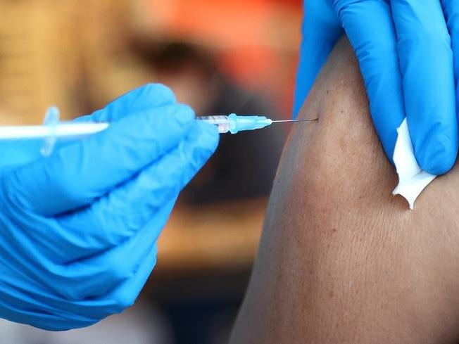 Omicron'a karşı aşı etkinliği 3'üncü dozdan 2,5 ay sonra düşüyor