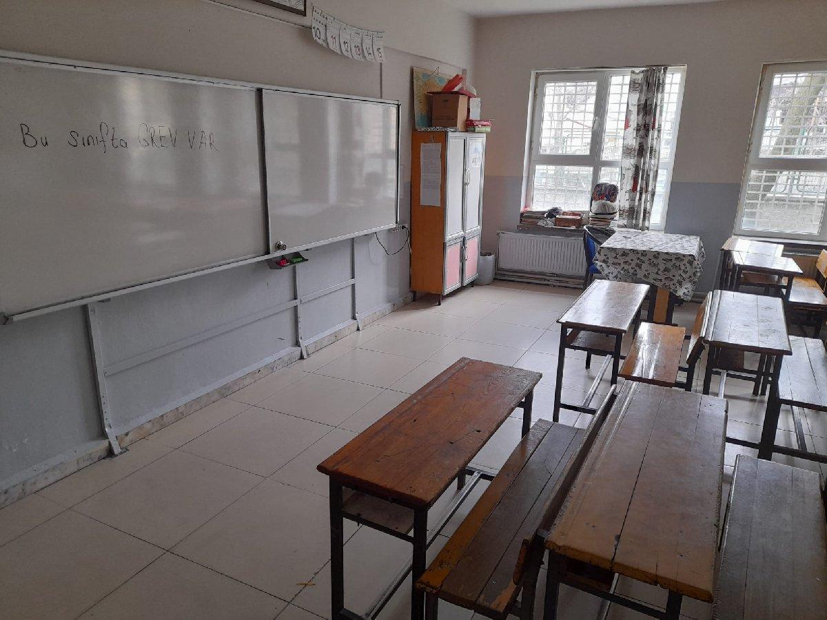 Eğitimciler iş bıraktı sınıflar boş kaldı