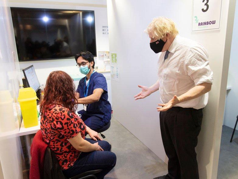 Boris Johnson'dan üçüncü doz uyarısı: Aşı olmayan yoğun bakıma kaldırılıyor