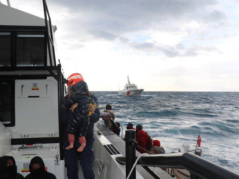 İzmir açıklarında göçmen teknesi battı: 2 ölü