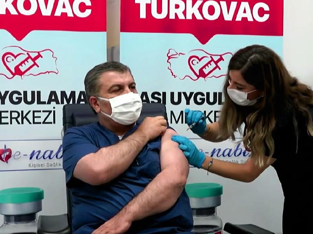 TURKOVAC aşısı yaptıran Bakan Koca'dan çağrı
