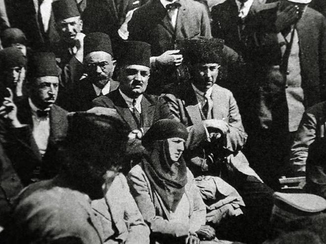 Yahya Kemal Beyatlı'nın orijinal fotoğrafları sergilenecek