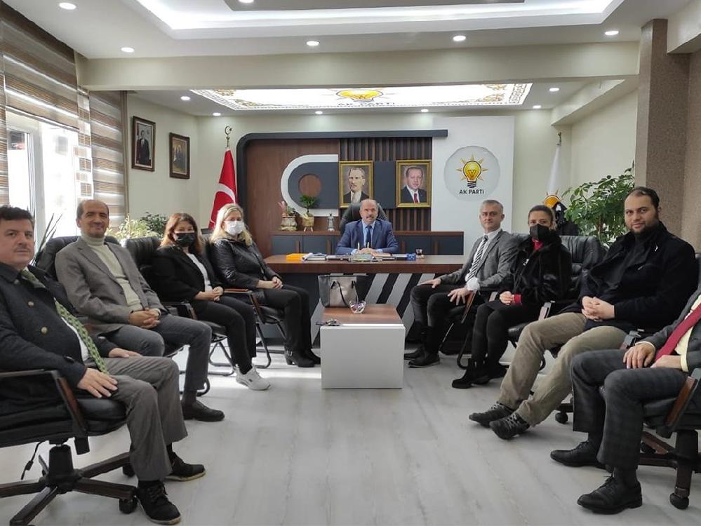 Okul müdürlerinin AKP ilçe başkanlığına ziyaretine tepki