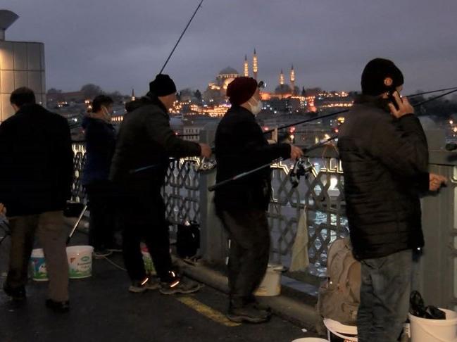 Yeni yıla Galata Köprüsü'nde balık tutarak girecekler