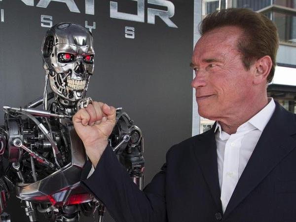 Arnold Schwarzenegger, evsiz gazilere 25 küçük ev bağışladı