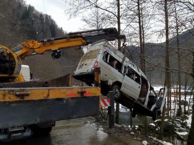 Otomobille çarpışıp dereye uçan tur minibüsündeki 7 kişi yaralandı