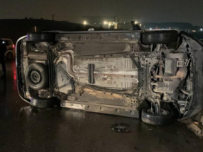 Pendik'te hafif ticari araç devrildi: 1 yaralı