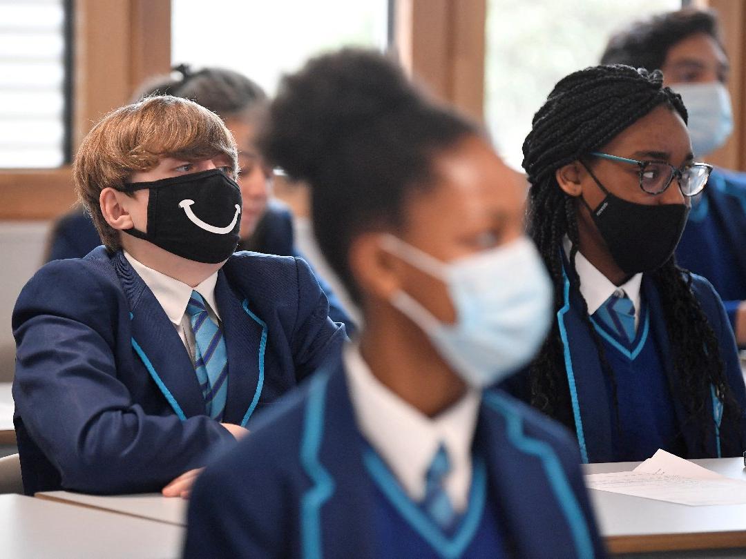 İngiltere'de öğrenciler maske takmaya başlayacak