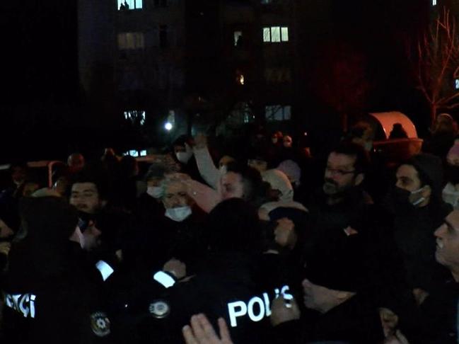 Arnavutköy'de site sakinleri aidata zam yapan yönetimi protesto etti 