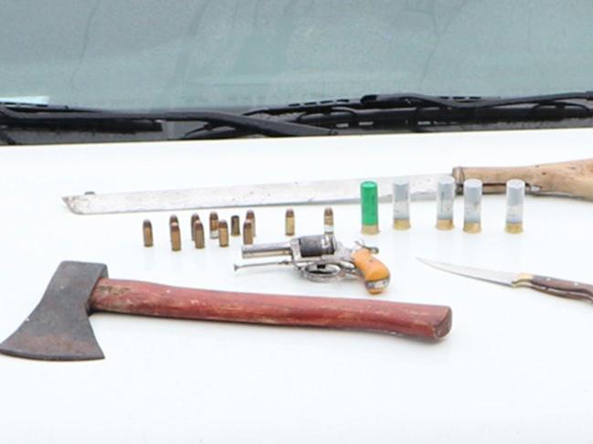 Takip sonucu durdurulan araçta antika tabanca, balta, kesici aletler ele geçirildi