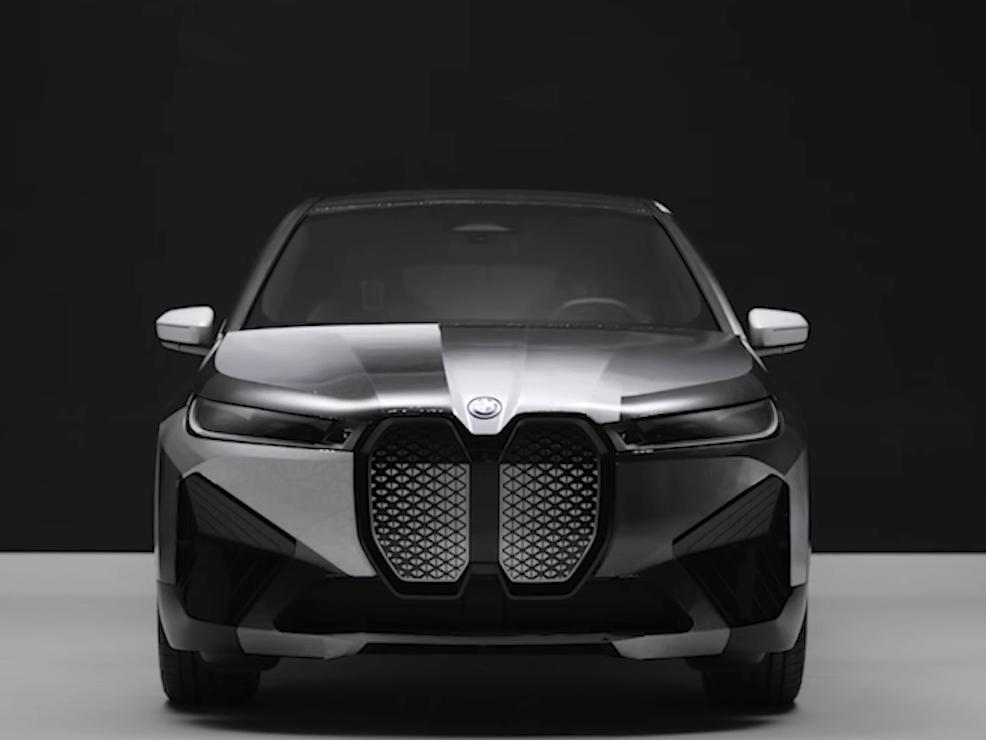 BMW, renk değiştiren otomobilini tanıttı