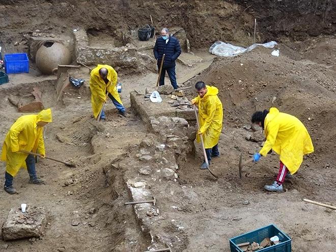 Altınoluk'ta Roma dönemine ait mezarlar bulundu